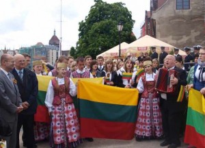Punsko lietuvių mokyklos auklėtiniai pasitinka jachtą Gdanske